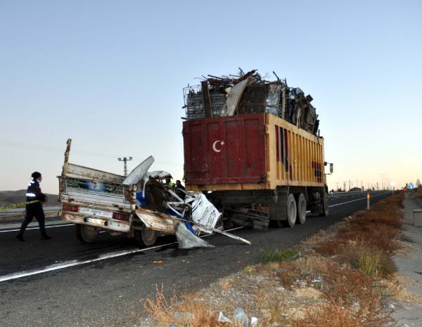 Kamyon kamyonete çarptı: 1 kişi öldü, 1 kişi yaralandı