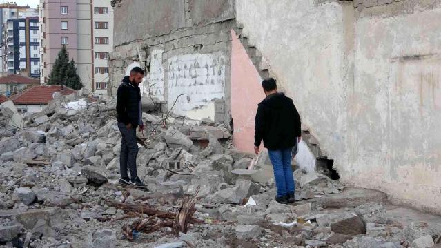 Kayseri’de evin duvarını delen hırsızlar 15 bin TL’yi çalıp kayıplara karıştı