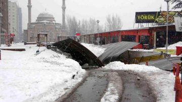 Karın ağırlığına dayanamayan çatı çöktü