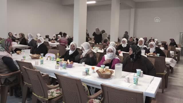 Gurbetçilerin desteğiyle kurulan iftar sofrası mahalle sakinlerini buluşturuyor