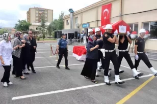 Polis memuru kalbine yenik düştü