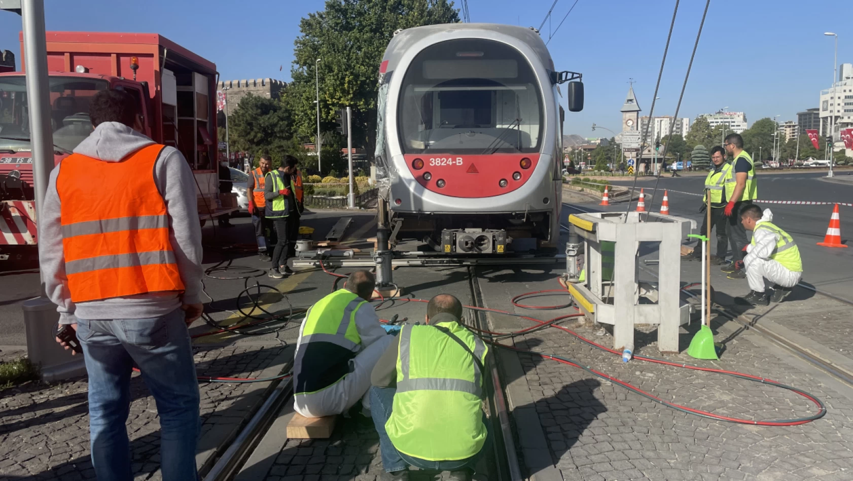 Kayseri’de halk otobüsüyle çarpışan tramvay raydan çıktı