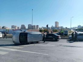 Otomobille çarpışan hafif ticari araç yan yattı: 1 yaralı