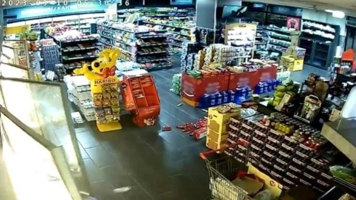 Kayseri’deki 4.8 deprem, marketin güvenlik kamerasına yansıdı! Raflardaki ürünler yere saçıldı