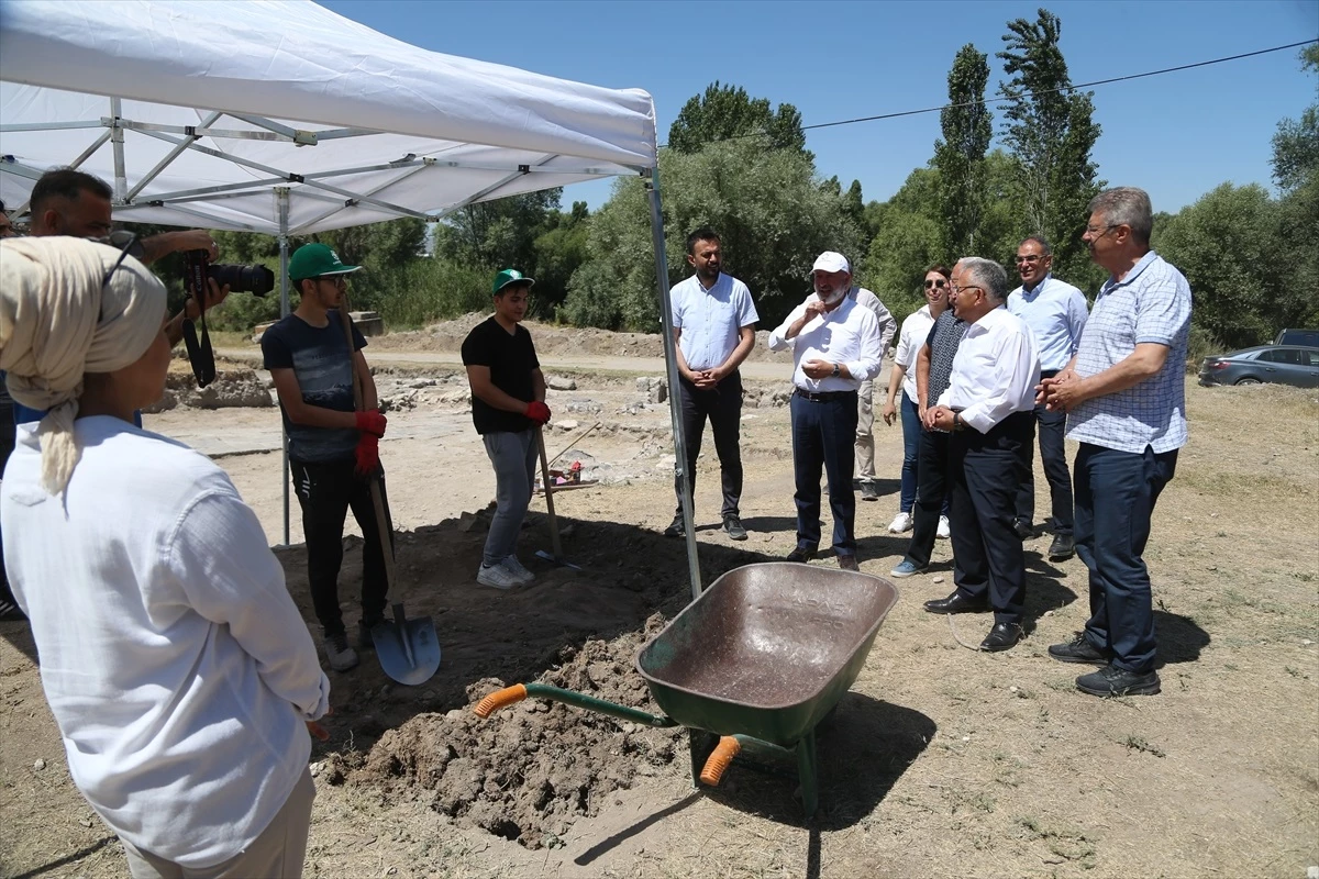 Kayseri Büyükşehir Belediye Başkanı Keykubadiye Sarayı’ndaki Kazı Çalışmalarını İnceledi