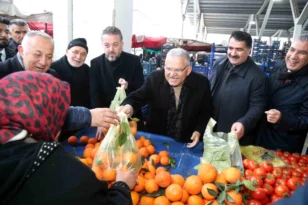 Kayseri Büyükşehir Belediye Başkanı, Ziya Gökalp Semt Pazarı’nı Ziyaret Etti