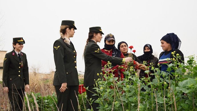 Siirt İl Jandarma Komutanlığı, Kadınlar Günü’nde Kadınlara Karanfil Verdi