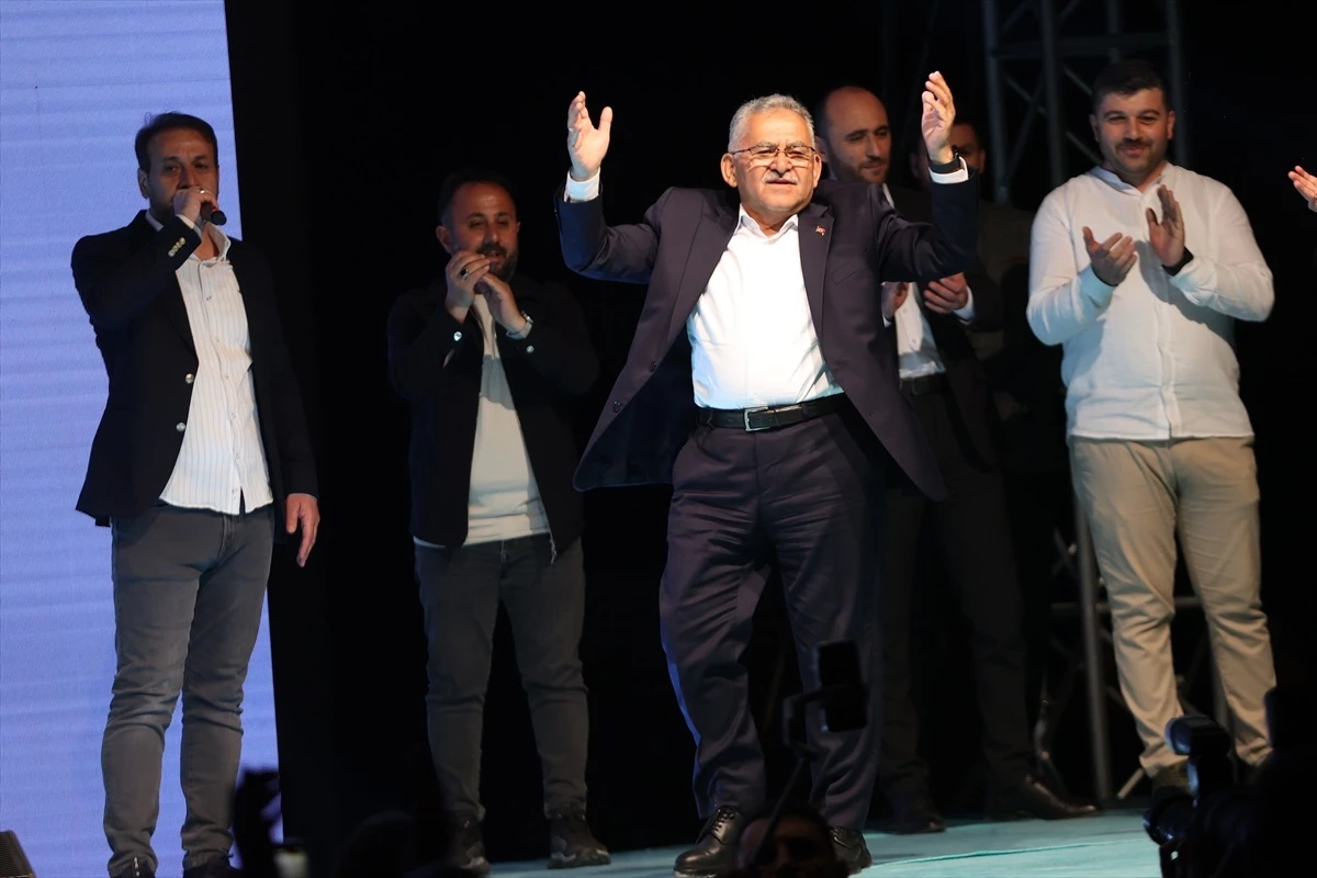 Kayseri Büyükşehir Belediye Başkanı Memduh Büyükkılıç, seçim sonuçlarını kutladı