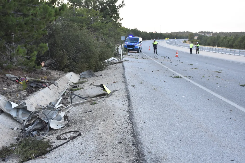 Tırla çarpışan minibüsteki 11 kişi yaralandı