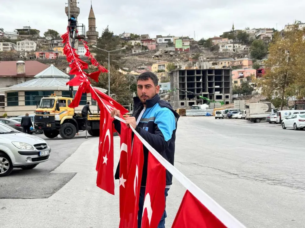 Hacılar Türk bayrağıyla donatıldı!