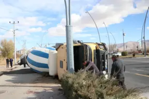 Niğde’de devrilen beton mikserindeki 2 kişi yaralandı