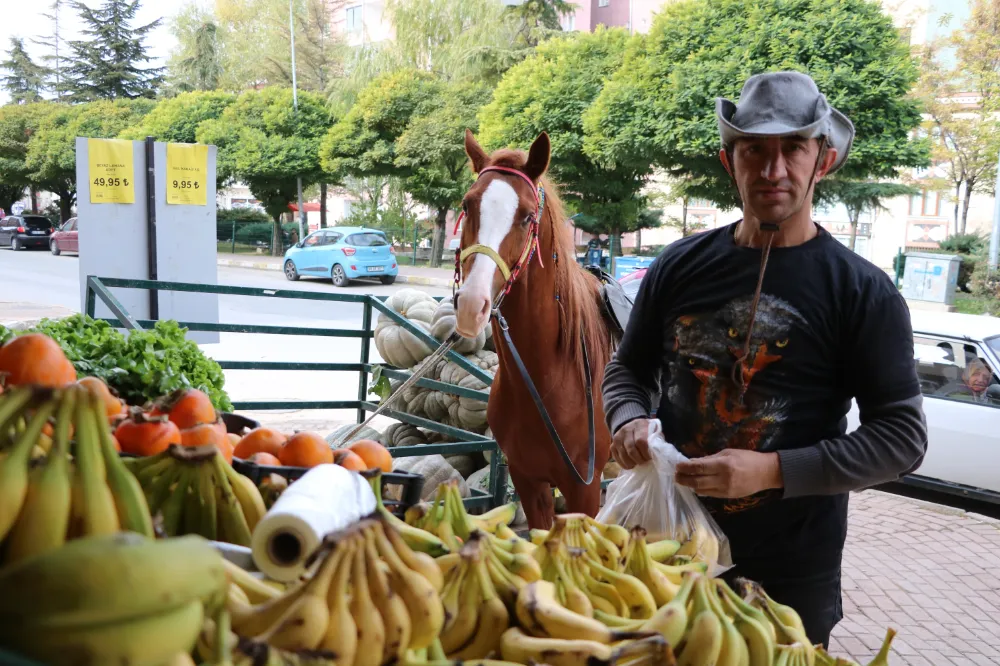 Yozgatlı esnaf alışverişe at sırtında gidiyor!