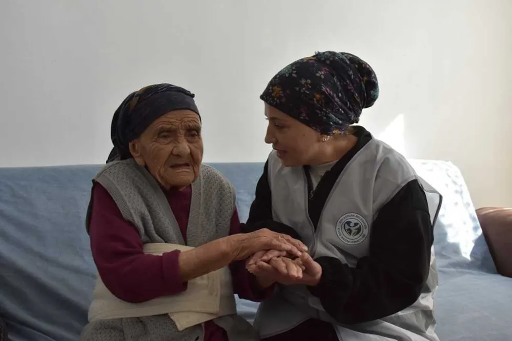 Kocasinan Belediyesi, 102 yaşındaki Fatma ninenin yanında